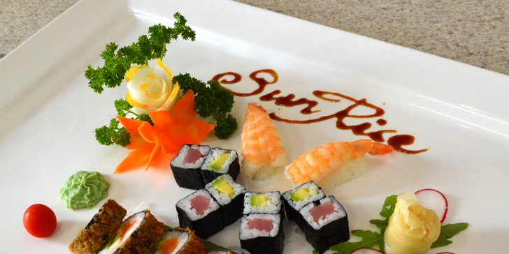 Sushi sety s 16 až 32 ks: rolky s lososem, tuňákem, krevetami i avokádem