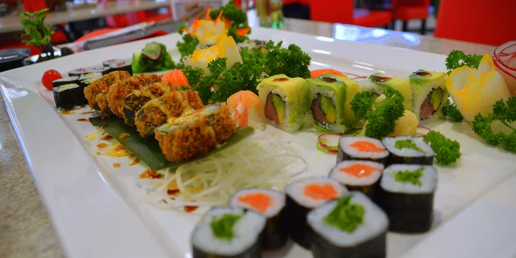 Sushi sety s 16 až 32 ks: rolky s lososem, tuňákem, krevetami i avokádem