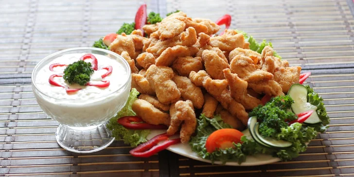 Smažené kuřecí nugetky s česnekovým dipem a zeleninou: 0,5 až 2 kg