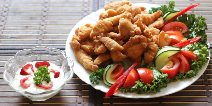 Smažené kuřecí nugetky s česnekovým dipem a zeleninou: 0,5 až 2 kg