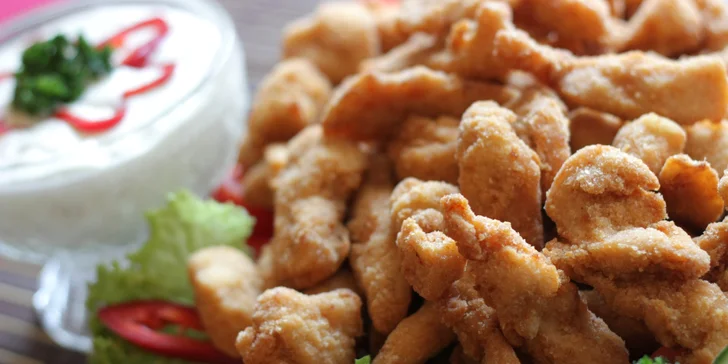 Smažené kuřecí nugetky s česnekovým dipem a zeleninou: 0,5 až 2 kg