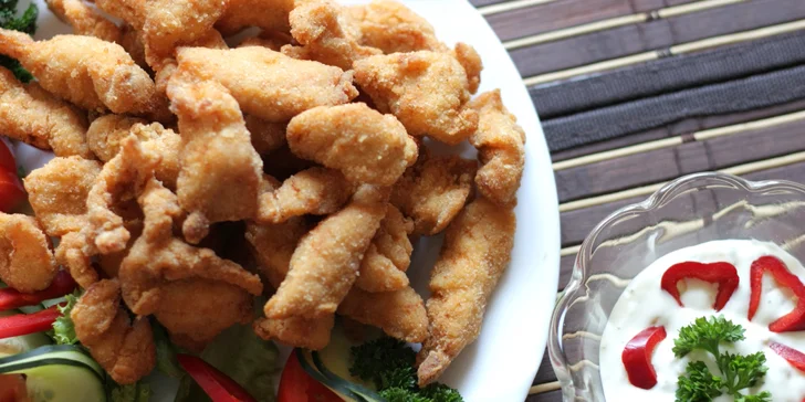 Smažené kuřecí nugetky s česnekovým dipem a zeleninou: 0,5 až 2 kg