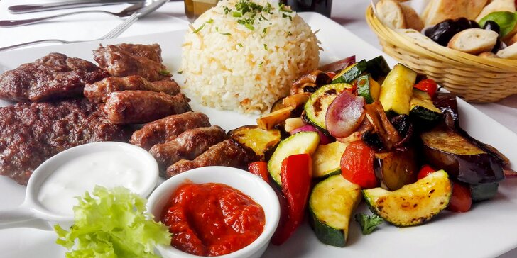 Balkán na talíři: pleskavice, čevabčiči a grilovaná zelenina pro 2 osoby