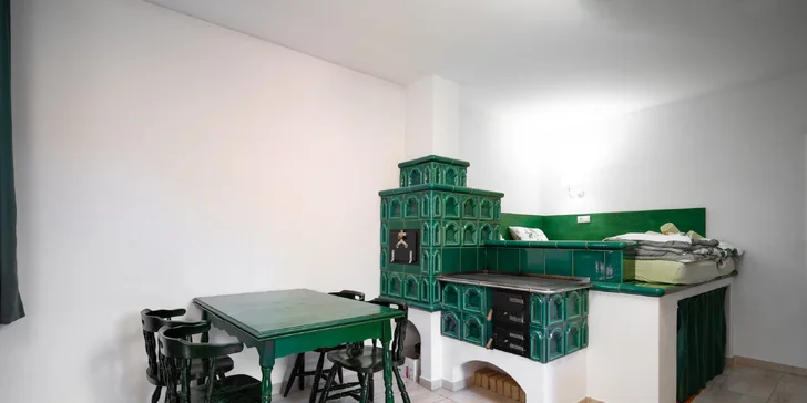 Vyspíte se tu na pohádkové kachlové peci (apartmán Spaní na peci).