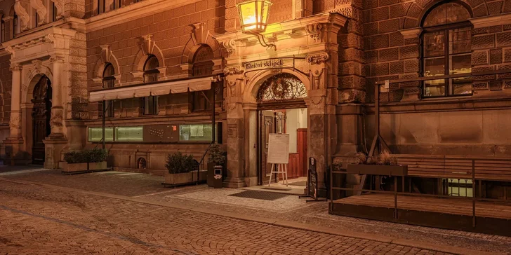 Ve skvěle hodnoceném Radničním sklípku se ve dvou pustíte do prkna klasických českých předkrmů. 