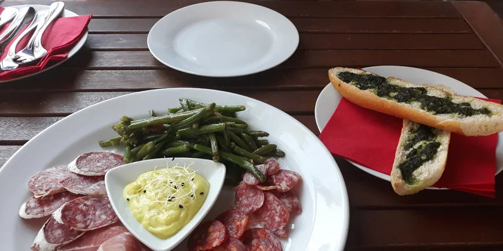Čtyřchodové středomořské menu: tapas, kachní prso s rizotem, výběr sýrů a čoko dezert