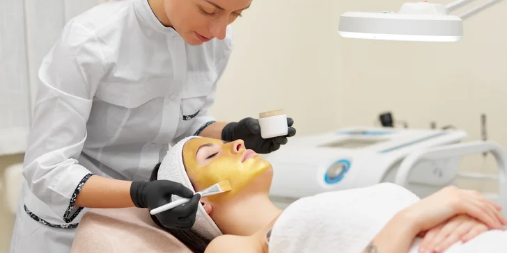 Kosmetické ošetření s plátkovým zlatem, úpravou obočí, barvením řas, dermabrazí a masáží