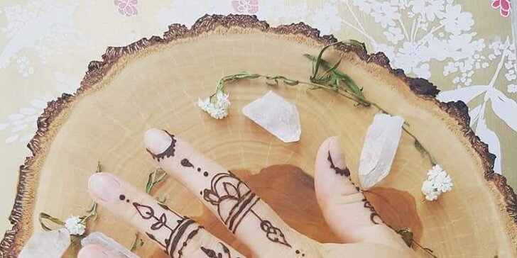 Workshop malování hennou: vlastní motiv a kresba na sebe sama, 3 termíny