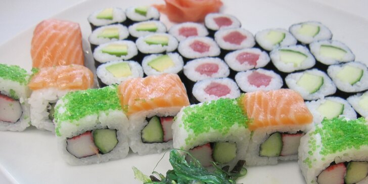 Sushi sety i se salátem: 24–52 ks s krabem, lososem i vegetariánské