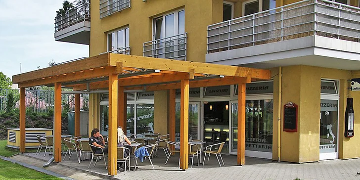Italská siesta v Praze 10: křupavá pizza ze 20 druhů a ledový čaj k tomu