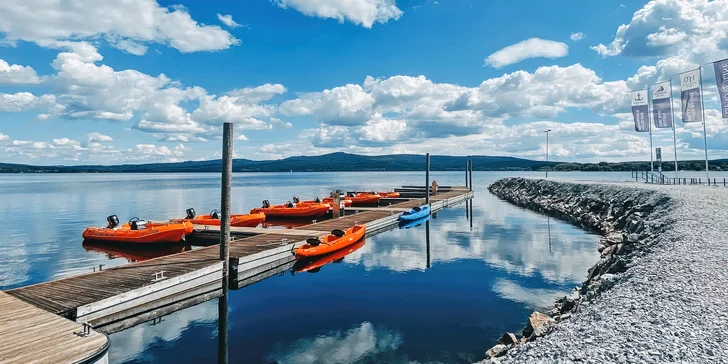 Poznejte Lipno z jiné perspektivy. V areálu si pak můžete užít i další aktivity jako např. kola, elektrokola a paddleboardy. 