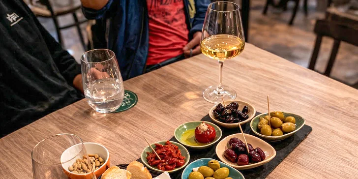Vína budete ochutnávat pod vedením Jiřího Dunovského, místopředsedy Asociace degustátorů ČR. 