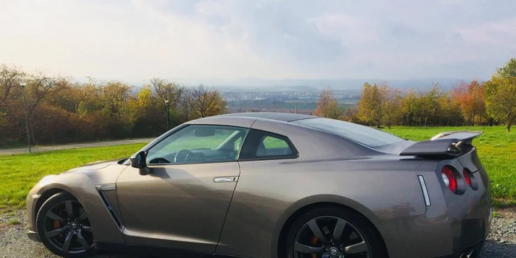 Za volantem sporťáku Nissan GT-R: 30 minut jízdy bez instruktora