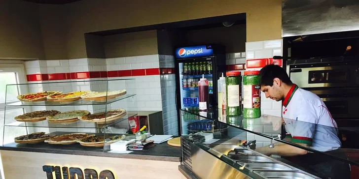 2 důvody ke spokojenosti: 2 velké křupavé pizzy z nabídky dvou kategorií