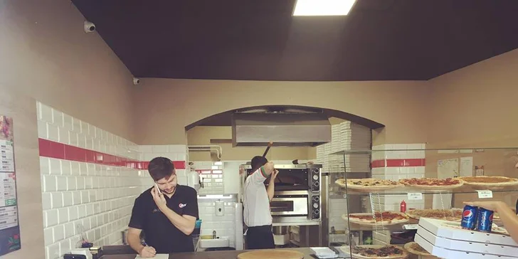 2 důvody ke spokojenosti: 2 velké křupavé pizzy z nabídky dvou kategorií