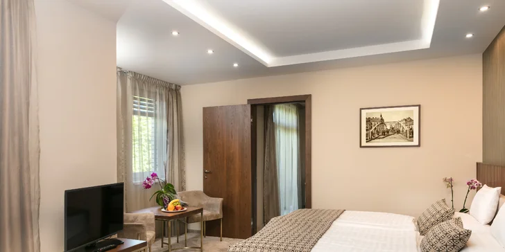 Pokoje Deluxe jsou modernější a mají chytrou televizi.