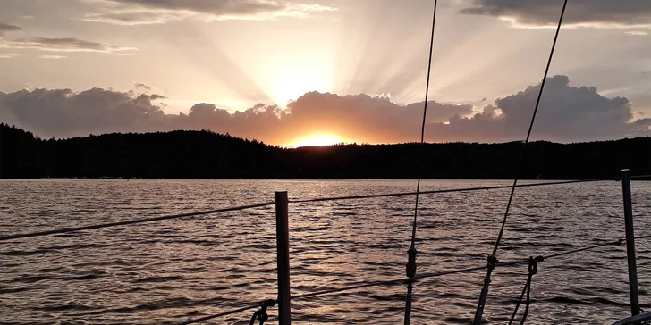 Vydáte se na 3hod. plavbu na Vltavě v Praze nebo na Orlíku a proplujete i kolem zdejšího zámku.