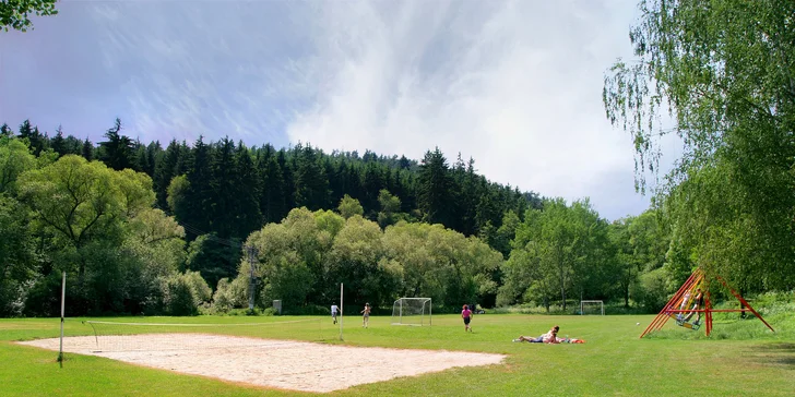 Sportovní využití zdarma: Fotbalové a volejbalové hřiště, trampolína, houpačky, bazén.