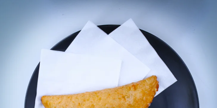 Jak patacones, tak empanadas můžete dostat s masem nebo ve vegetariánské verzi.