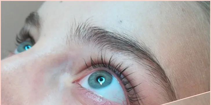 Mrkací panenka i s přírodními řasami: Revoluční technika lash lifting a botox