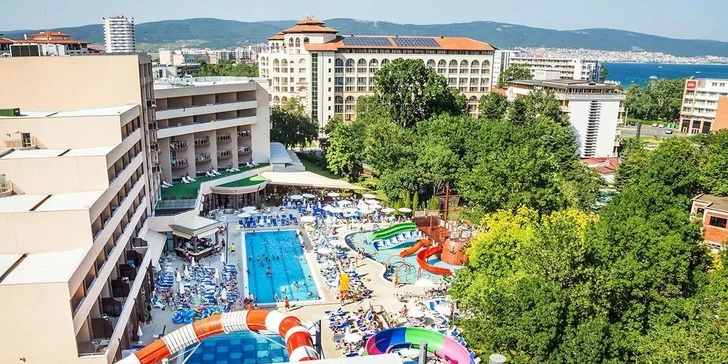 Zapomeňte na běžné hotelové bazény – zde krouží veškerý rekreační život kolem adrenalinových drah, tobogánů a skluzavek.