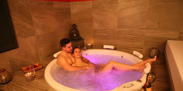 Báječný relax v Kleopatřině koupeli pro 2: privátní wellness s romantikou i sektem
