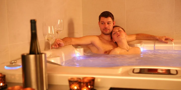 Báječný relax v bublinkách pro 2 či 4: privátní wellness s hudbou i sektem