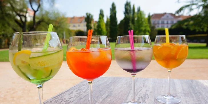 Drink v parku na Slovanském náměstí: 2x Spritz nebo GinTonic podle výběru