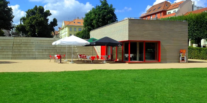 Drink v parku na Slovanském náměstí: 2x Spritz nebo GinTonic podle výběru