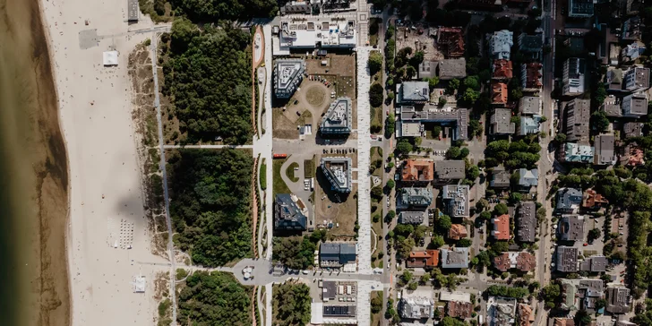 Hotel se nachází jen pár kroků od dlouhé písčité pláže a lázeňské promenády s kavárnami, kde musíte ochutnat místní gofry.