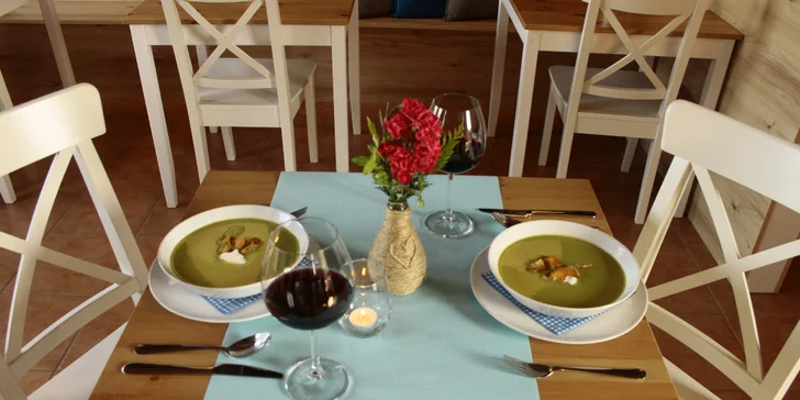 Romantické tříchodové menu při svíčkách: hráškový krém, panenka i vafle