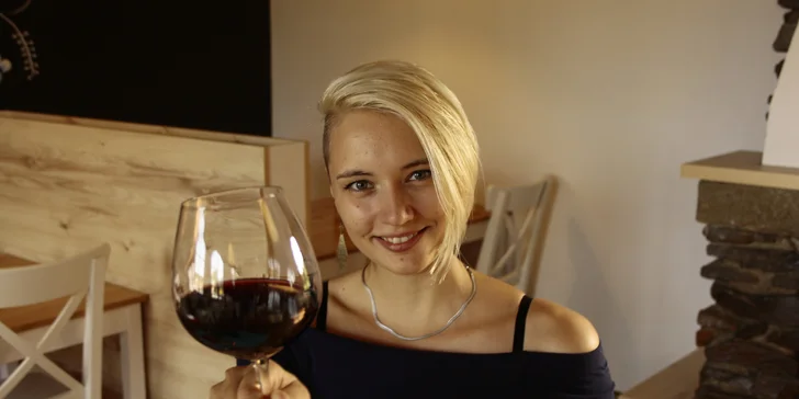 Romantické tříchodové menu při svíčkách: hráškový krém, panenka i vafle