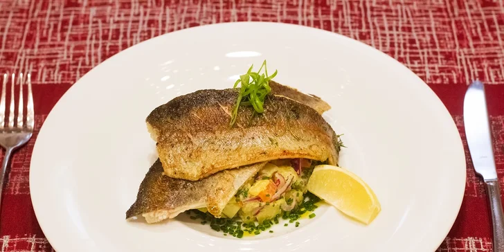 Filet ze pstruha, lehký bramborový salát s jablkem, citrusová redukce a Frisee.