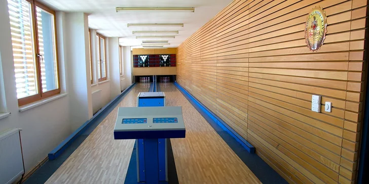 Bowling pro 8 hráčů či vynikající tatarák s topinkami