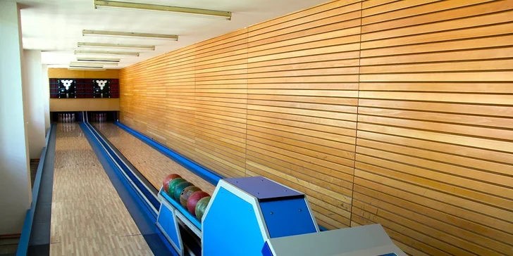 Bowling pro 8 hráčů či vynikající tatarák s topinkami