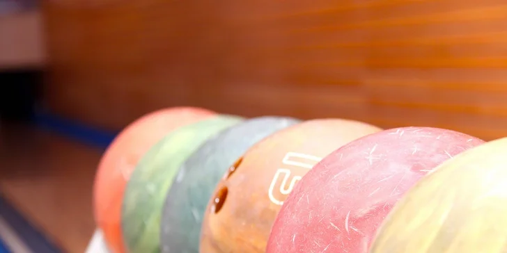 Bowling pro 8 hráčů či vynikající tatarák s topinkami