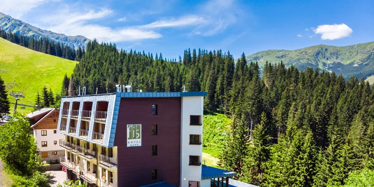Hotel stojí přímo u lanovky na horu Chopok.