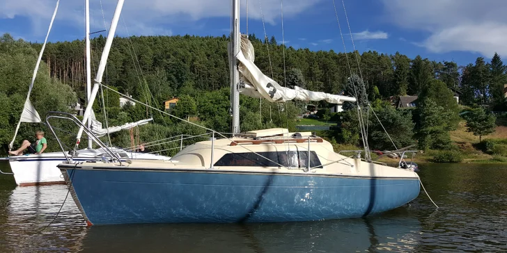 Pohoda na vodě: pronájem jachty na Orlíku na 1–5 dní až pro 4 osoby