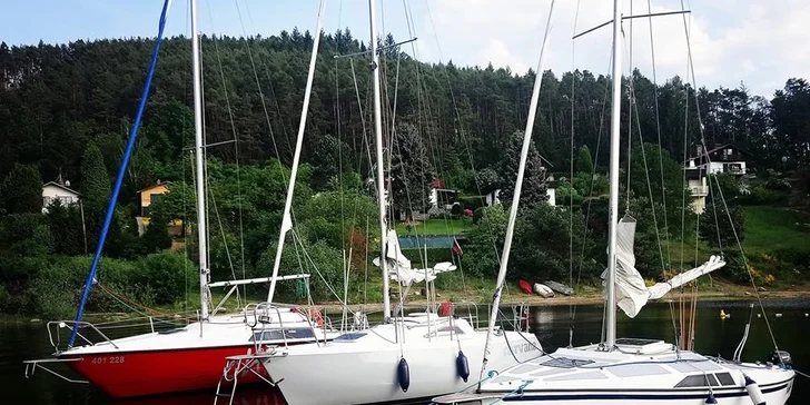 Pohoda na vodě: pronájem jachty na Orlíku na 1–5 dní až pro 4 osoby