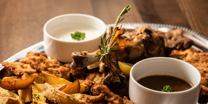 Vepřový nebo krůtí talíř: 1 kg masa, příloha a omáčka pro 4 osoby