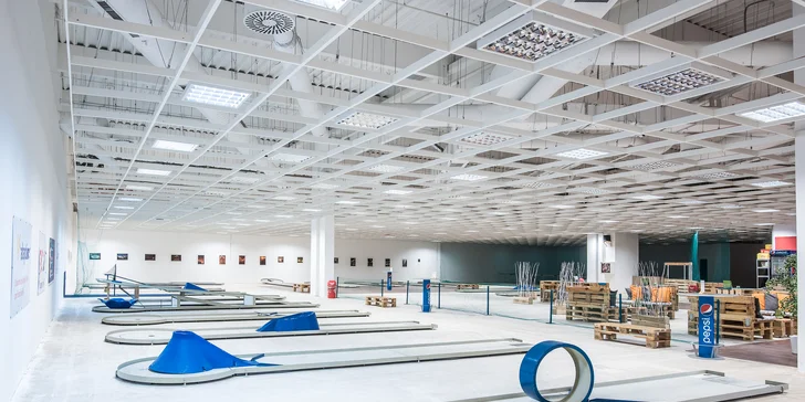 Povedená zábava pro celou rodinu: 90 minut hry minigolfu v OC Futurum