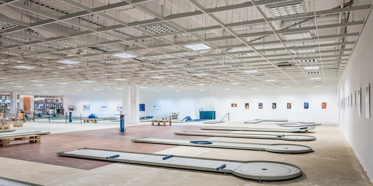 Povedená zábava pro celou rodinu: 90 minut hry minigolfu v OC Futurum