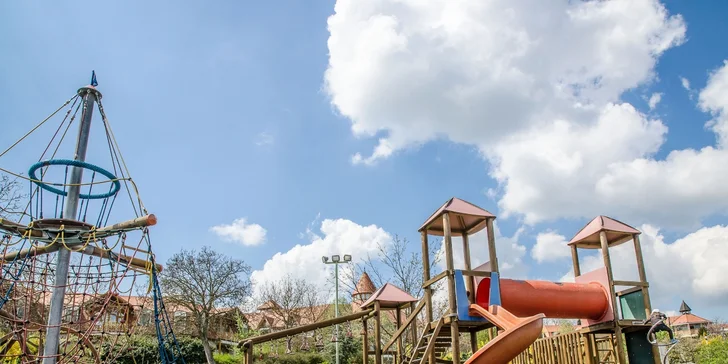 V hotelovom areáli sa nachádza viacero detský ihrísk a pieskovísk