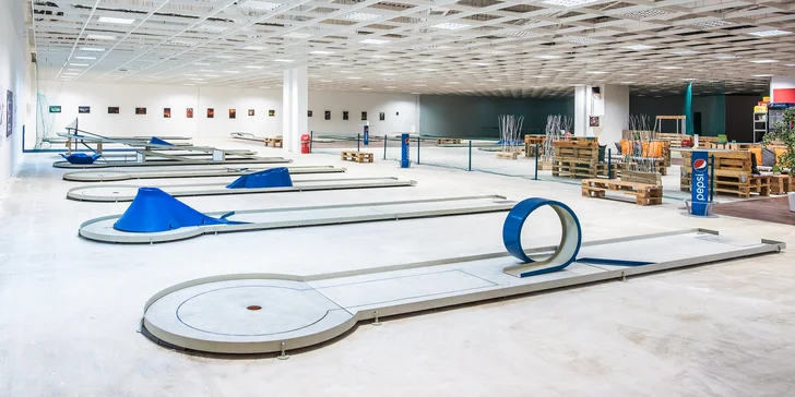 Povedená zábava pro celou rodinu: 90 minut hry minigolfu v OC Futurum