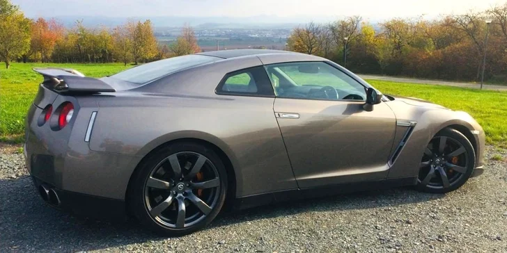Za volantem sporťáku Nissan GT-R: 30 minut jízdy bez instruktora