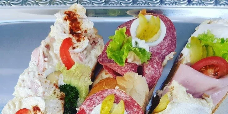 Chlebíčky a káva podle výběru: frappé, cappuccino nebo espresso