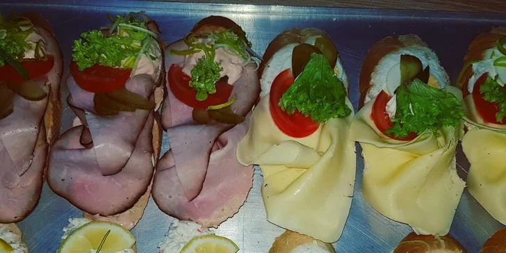Chlebíčky a káva podle výběru: frappé, cappuccino nebo espresso