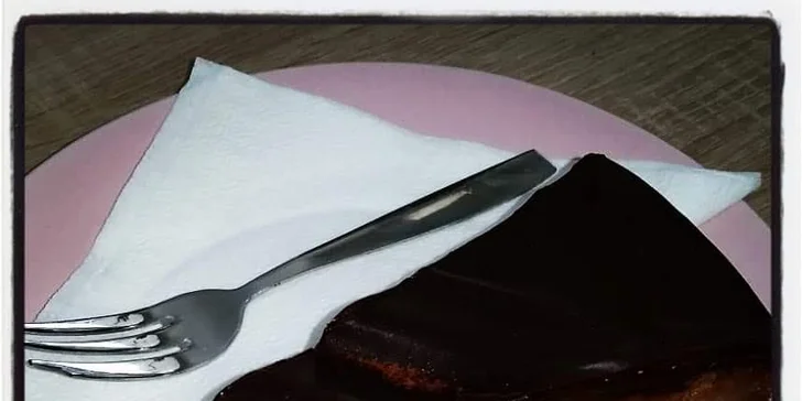 Zákusek a káva podle výběru: frappé, cappuccino nebo espresso