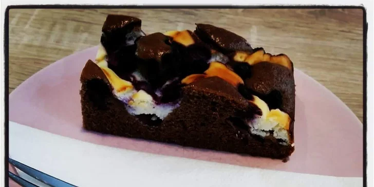 Zákusek a káva podle výběru: frappé, cappuccino nebo espresso
