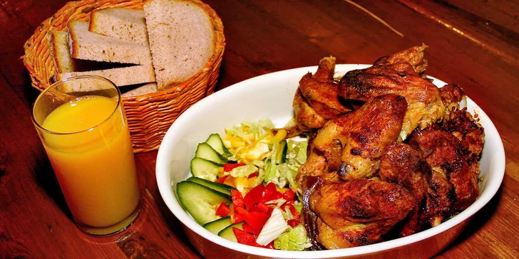 1 kg řízků nebo 2 kg pečených kuřecích křídel, příloha a nápoj dle chuti pro 2